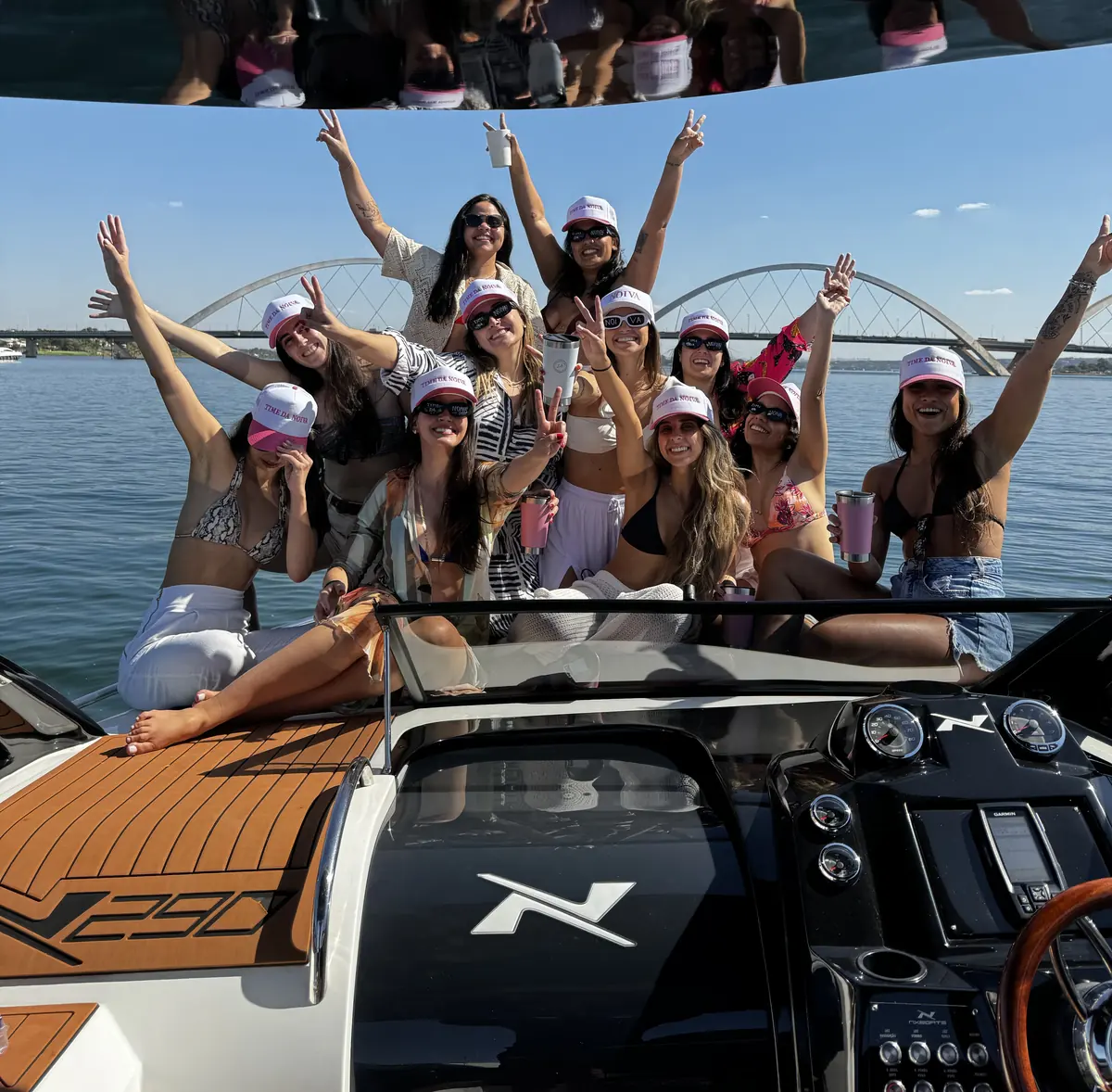 Despedida de solteira em lancha alugada no Lago Paranoá, Brasília