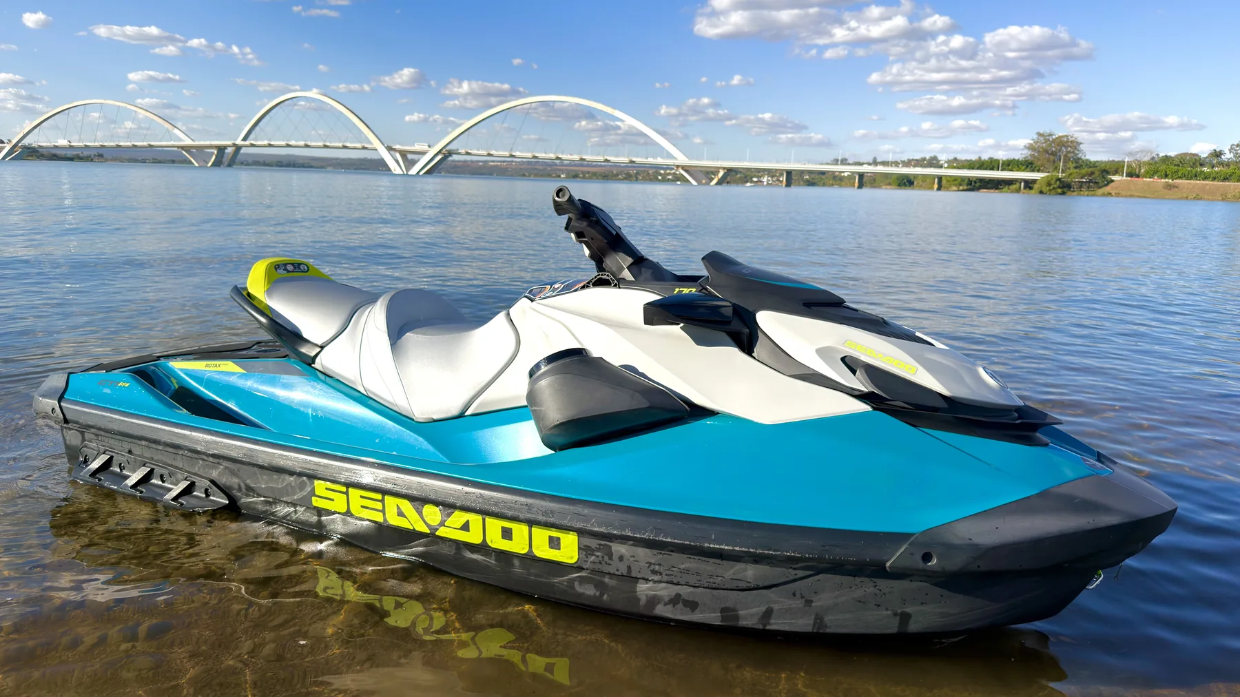 Jet Ski Sea-Doo GTI SE 170 para aluguel no Lago Paranoá, em Brasília, com a Ponte JK ao fundo