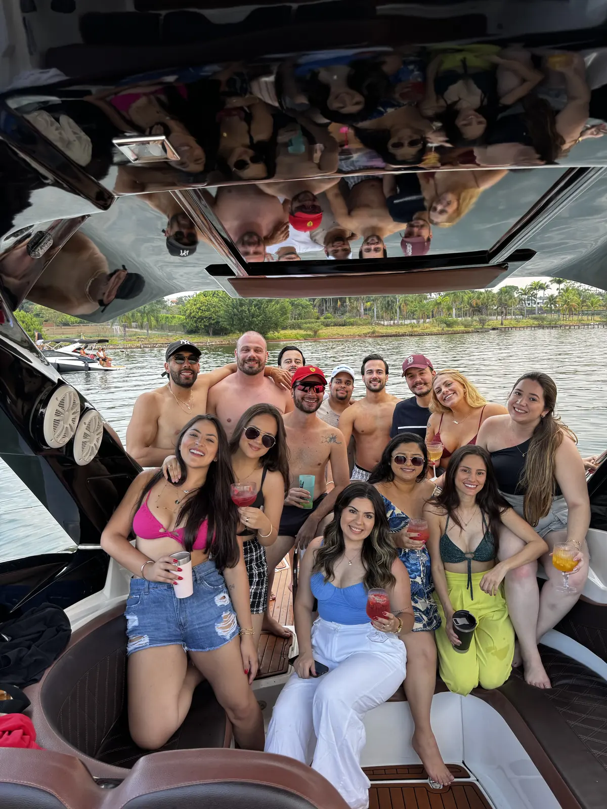 Grupo de amigos em confraternização a bordo de lancha em Brasília