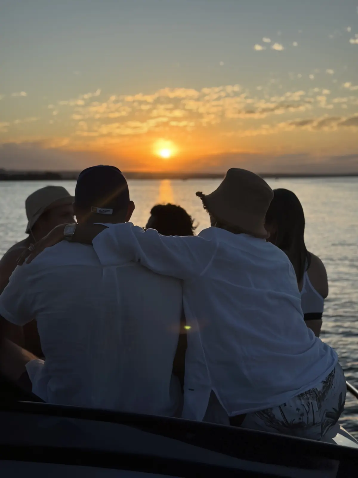 Casal assistindo ao pôr do sol em passeio de lancha em Brasília